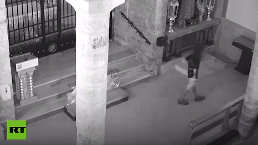 Investigan a un joven al que las cámaras captaron defecando en un santuario en España (VIDEO)