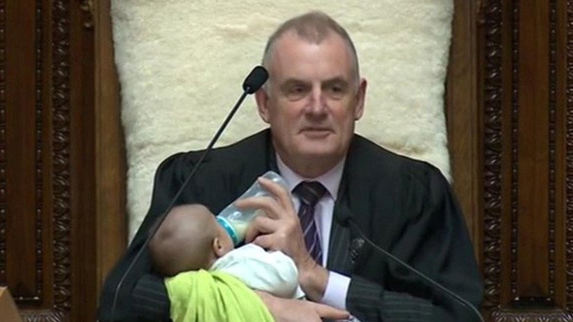 Presidente del Parlamento neozelandés cuida al bebé de un diputado en pleno debate (VIDEO, FOTOS)