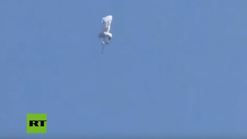 VIDEO: Lucha desesperadamente por su vida mientras cae al vacío por un mal funcionamiento de su paracaídas