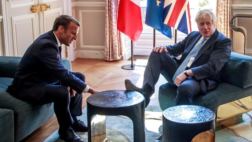 Boris Johnson se relaja y sube un pie sobre la mesa en una reunión formal con Macron