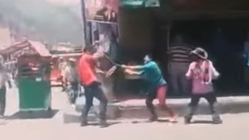 Colombia: Dos hombres se matan a puñaladas por celos en una brutal pelea en plena calle (VIDEO)