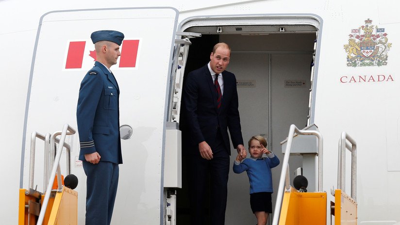El príncipe Guillermo y su familia viajan en un vuelo económico y dan una lección a los duques de Sussex