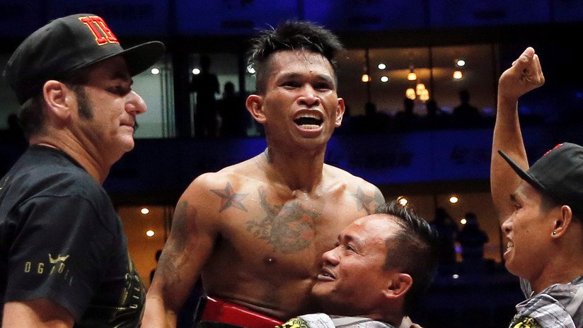 VIDEO: Boxeador filipino deja K.O. a su rival mexicano con un derechazo que le vuela el protector bucal
