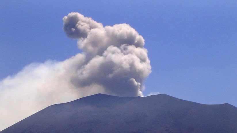Un volcán en el centro de Japón entra en erupción por segunda vez en el mes