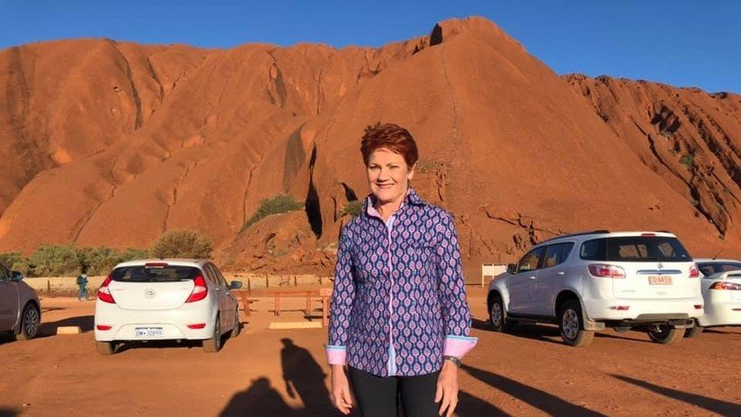 VIDEO, FOTOS: Una senadora australiana desafía la prohibición de subir a la montaña sagrada Uluru, fracasa y cambia de opinión