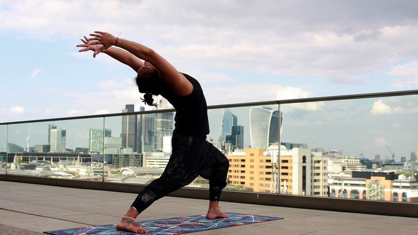 Una joven cae de un edificio mientras realiza yoga extremo en un balcón y se fractura más de 100 huesos