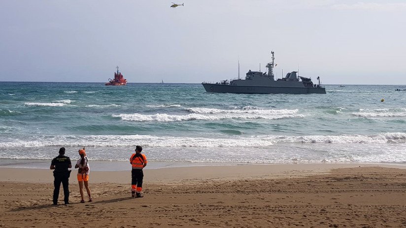 Encalla un buque de la Armada española durante la búsqueda del avión siniestrado en el que falleció su piloto