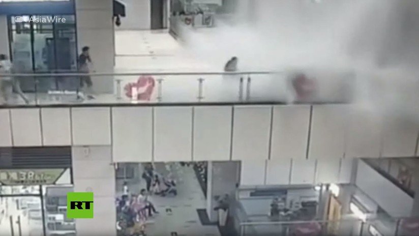 VIDEO: Un enorme torrente arrastra a una mujer en un centro comercial de China
