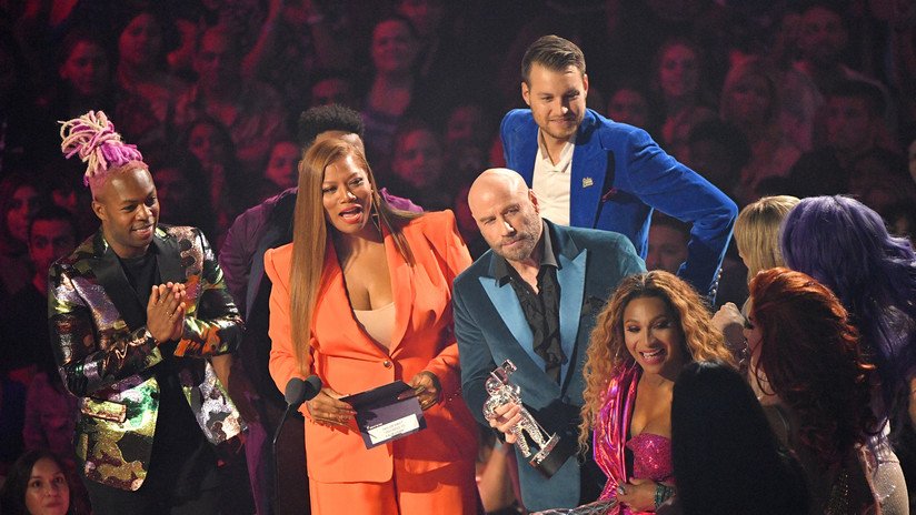VIDEO: John Travolta confunde a Taylor Swift con una 'drag queen' y por poco le entrega erradamente un premio MTV