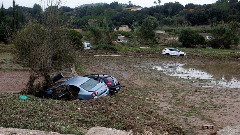 VIDEO: Una conductora se ve obligada a salir nadando de su coche debido a las inundaciones en Mallorca