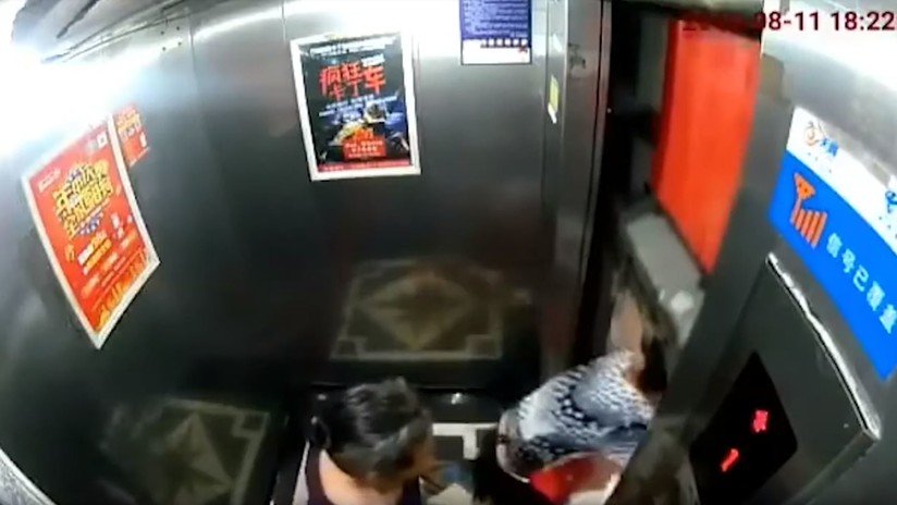 VIDEO: Una mujer se salva por un pelo de ser aplastada por un ascensor descompuesto