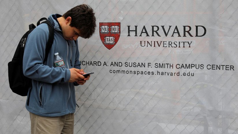 EE.UU. niega la entrada al país a un estudiante de origen palestino de Harvard por las publicaciones antiamericanas de sus amigos en línea