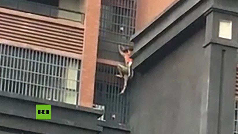 VIDEO: Un hombre escapa con su pequeño sobrino en la espalda de un incendio descendiendo por la pared de un edificio
