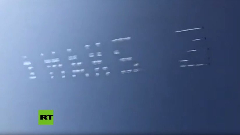 VIDEO: Un grupo de acrobacia aérea ruso 'imprime' textos en el cielo