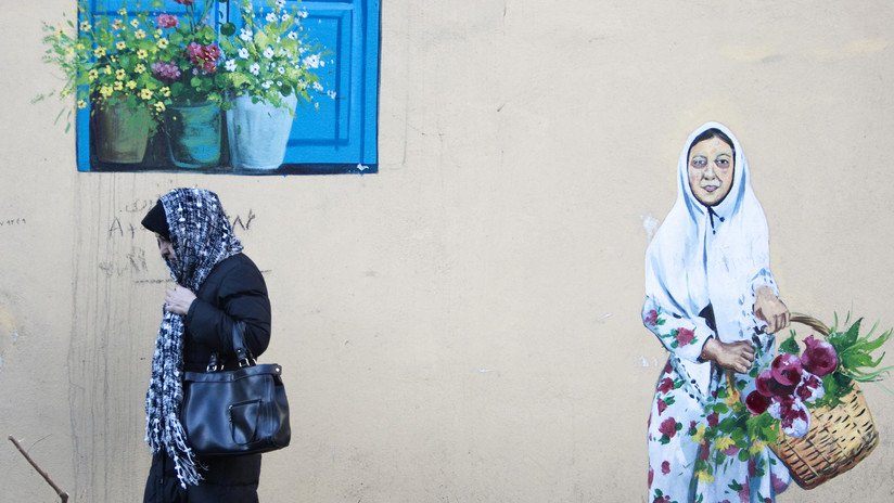 Condenan a una activista iraní a 15 años de cárcel por "propagar la prostitución quitándose su hiyab"