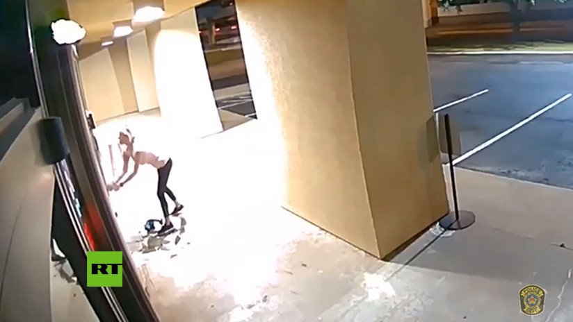 VIDEO: Una ladrona irrumpe en una clínica de bótox con ayuda de una motosierra