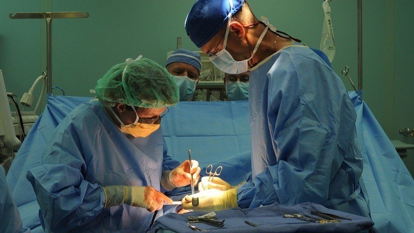 FOTO: Un cirujano se duerme en el suelo tras realizar 7 operaciones sin pausa