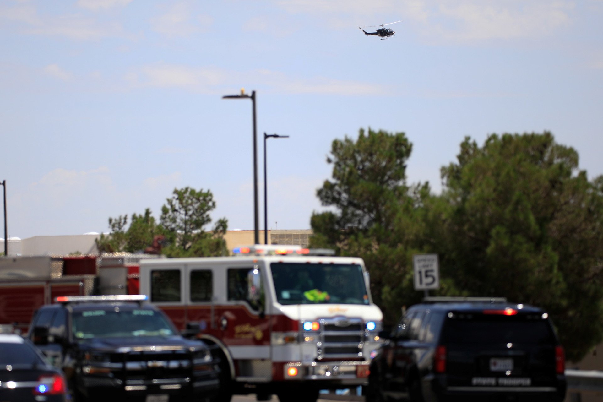 Un helicóptero de la Policía sobrevuela el área después del tiroteo en El Paso