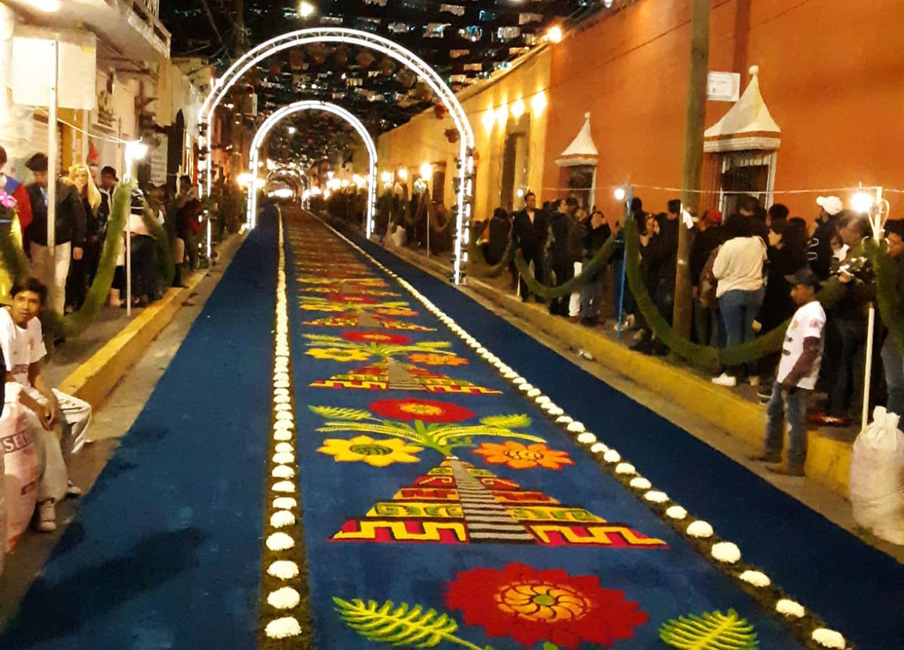 La noche que nadie duerme', la fiesta en que un poblado mexicano convierte  las calles en tapetes de flores - RT