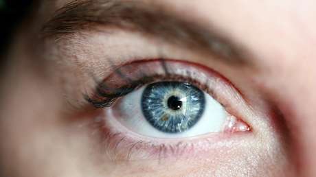 Extraen un tumor cerebral a una mujer que tenía un picazón en un ojo que ella creía que era una simple alergia