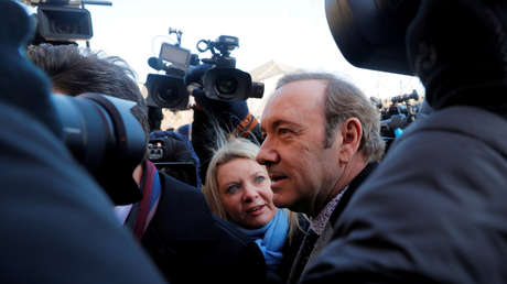 VIDEO: El actor Kevin Spacey reaparece públicamente para leer un poema en Roma dos años después de acusación por agresión sexual