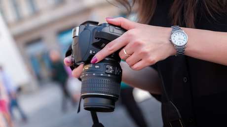 Decide tomar una foto de su hija y casi no se percata de un peligro mortal a su lado