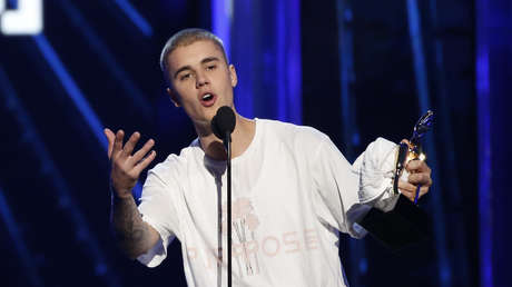 VIDEO: Una 'boxeadora' en bikini desafía a Justin Bieber a una pelea en plena calle y así fue su reacción