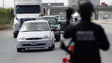 "Ya se la saben": dos ladrones asaltan una combi en México con toda tranquilidad (VIDEO)