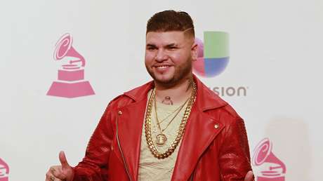 VIDEO: El reguetonero Farruko pasa bochornoso momento al quedarse sin peluquín en pleno concierto