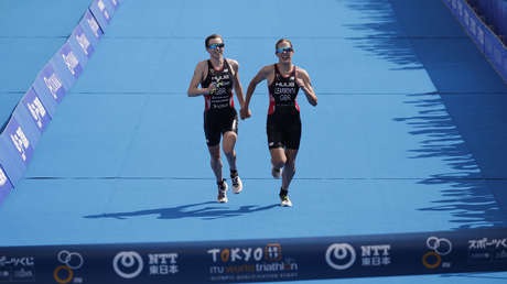 Ganan una carrera de triatlón tomadas de la mano, acaban descalificadas y ponen en peligro su presencia en los JJ.OO.