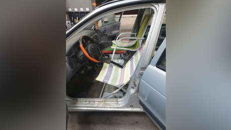 La policía detiene en España un coche que tenía sillas de playa y una hamaca en lugar de asientos (FOTOS)