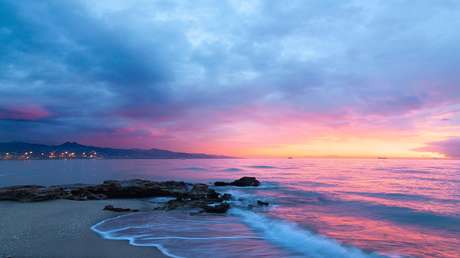 "Una mezcla de tristeza y alegría": la foto de un anciano llorando frente al mar se vuelve viral