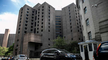 Jeffrey Epstein pasó varias horas encerrado con una joven en la sala