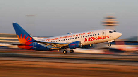 Un piloto de Jet2 se desmaya en pleno vuelo y el avión aterriza con ayuda de un pasajero que resultó ser un piloto de vacaciones