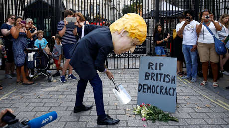 Primeras renuncias en el Gobierno de Boris Johnson tras la suspensión del Parlamento
