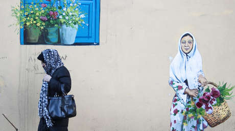Condenan a una activista iraní a 15 años de cárcel por "propagar la prostitución quitándose su hiyab"
