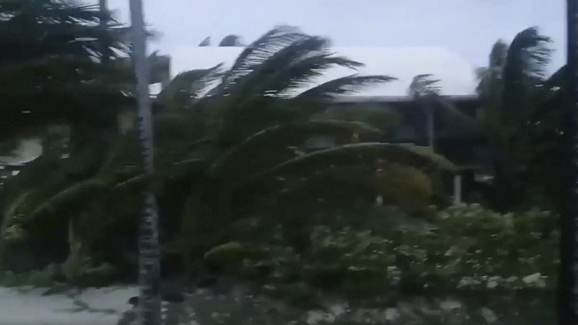 PRIMERAS IMÁGENES: El huracán Dorian destruye casas, autos y árboles en su potente paso por las Bahamas