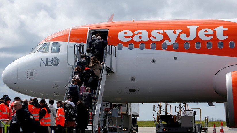 Una mujer ataca a la tripulación e intenta abrir la puerta de un avión provocando un aterrizaje de emergencia en el Reino Unido