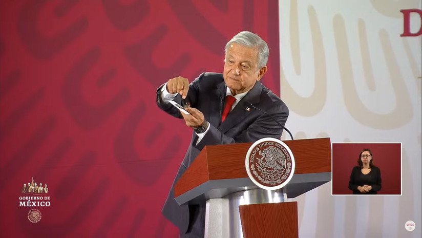 VIDEO: López Obrador muestra la cámara espía que fue hallada en Palacio Nacional