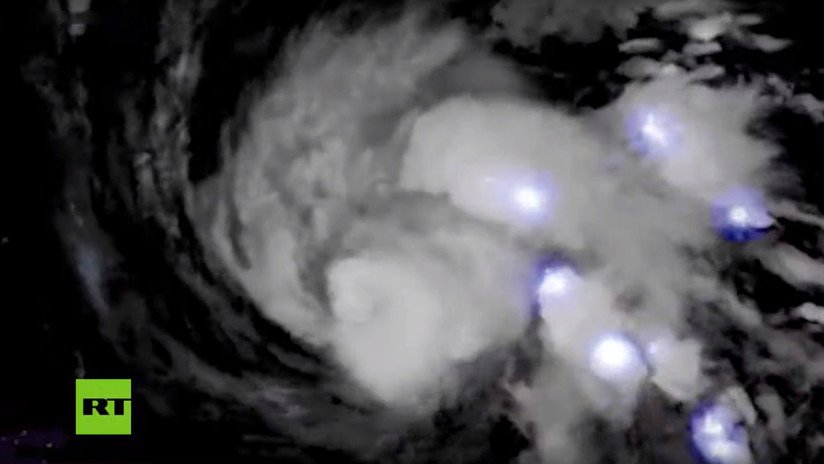 VIDEO: Una tormenta eléctrica hipnotiza con su 'espectáculo de luces' en el vórtice del huracán Dorian