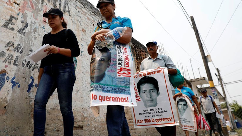 Familiares de los 43 de Ayotzinapa tildan el caso como un "fracaso judicial" tras liberación de presunto responsable