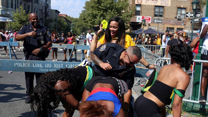 VIDEOS: Graban a policías bailando con mujeres semidesnudas durante un desfile en Nueva York