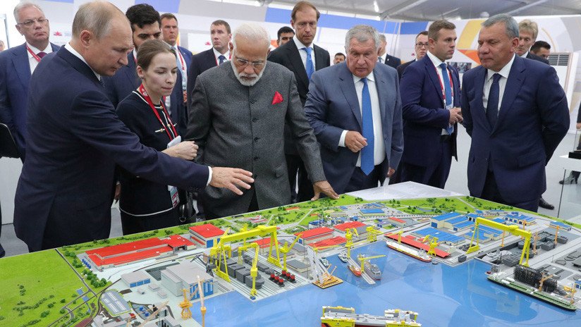 Putin muestra al primer ministro indio el astillero en que se podrían construir los portaviones rusos del futuro