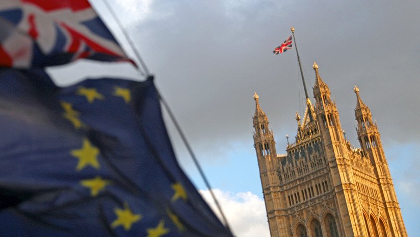 El Parlamento británico aprueba un proyecto de ley que obliga al Gobierno a retrasar el Brexit por tres meses