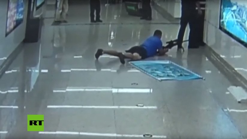 Un francotirador abate a un secuestrador suicida disparando entre las piernas de un policía