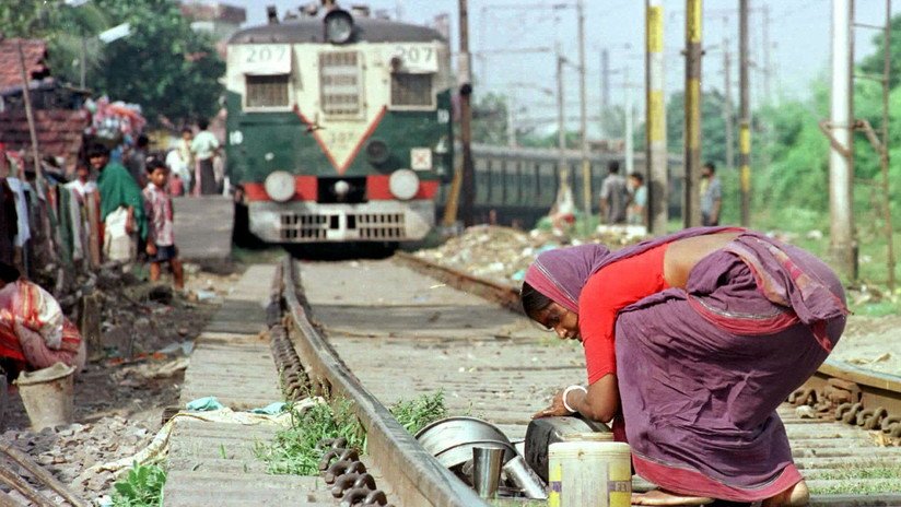 VIDEO: Una anciana india que cruzaba una vía se salva de milagro agachada bajo el tren