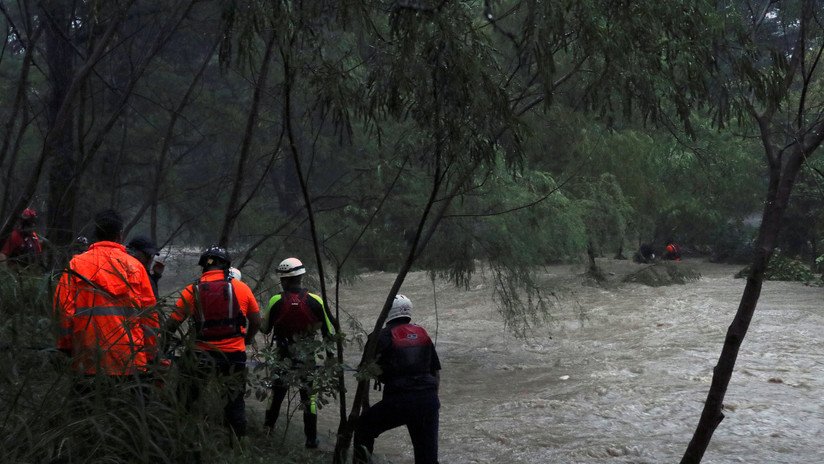 VIDEO: Una alcantarilla se traga a una mujer durante una inundación tras la tormenta Fernando en México