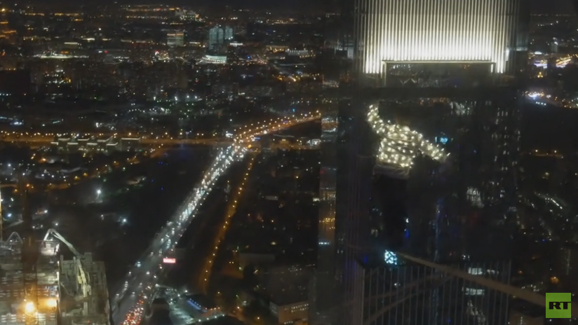 VIDEO: Adictos a la adrenalina caminan por la cuerda floja entre rascacielos de Moscú