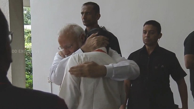 VIDEO: Primer ministro de India consuela con un abrazo al jefe de la agencia espacial del país tras el fracasado alunizaje de la misión Chandrayaan-2