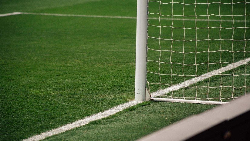 VIDEO: Cae y marca un gol tumbado sobre el césped